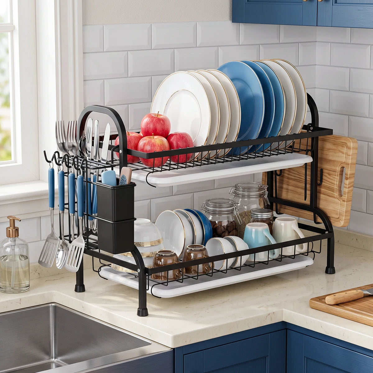 Scolapiatti a 2 livelli per il piano di lavoro della cucina, scolapiatti in metallo con vaschetta raccogli-acqua, rivestimento resistente alla ruggine, scolapiatti salvaspazio per piatti e posate.
