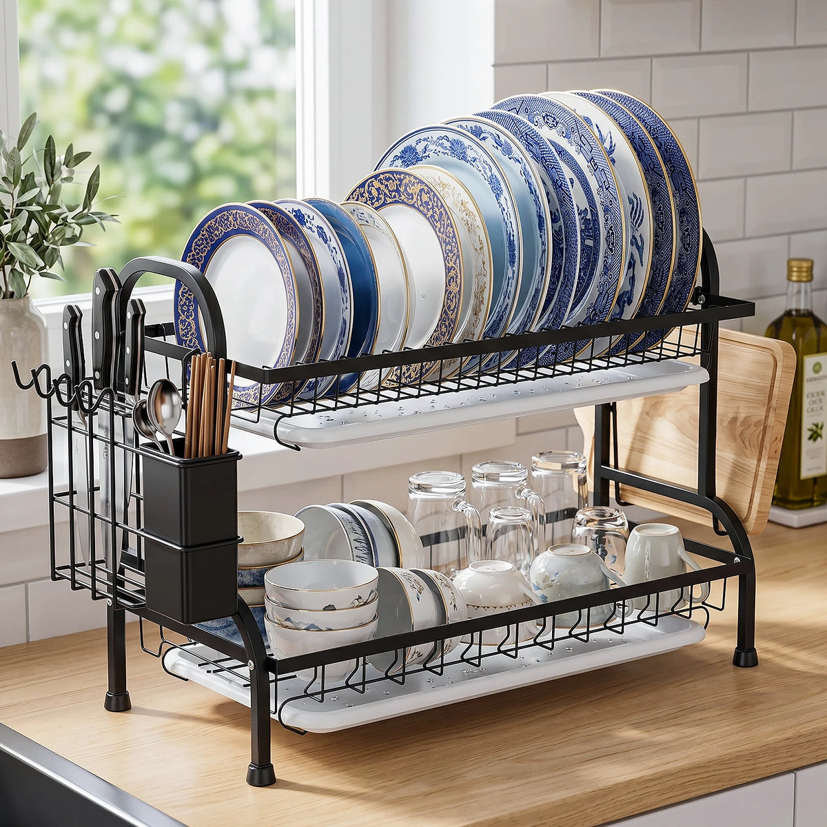 Scolapiatti a 2 livelli per il piano di lavoro della cucina, scolapiatti in metallo con vaschetta raccogli-acqua, rivestimento resistente alla ruggine, scolapiatti salvaspazio per piatti e posate.