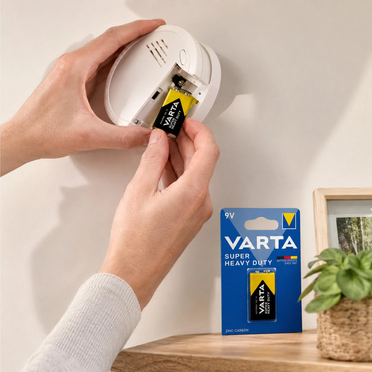 Confezione da 10 Varta Superlife 9 V 6F22, batterie saline E-Block in blister singolo per dispositivi compatibili, casa, ufficio e uso quotidiano