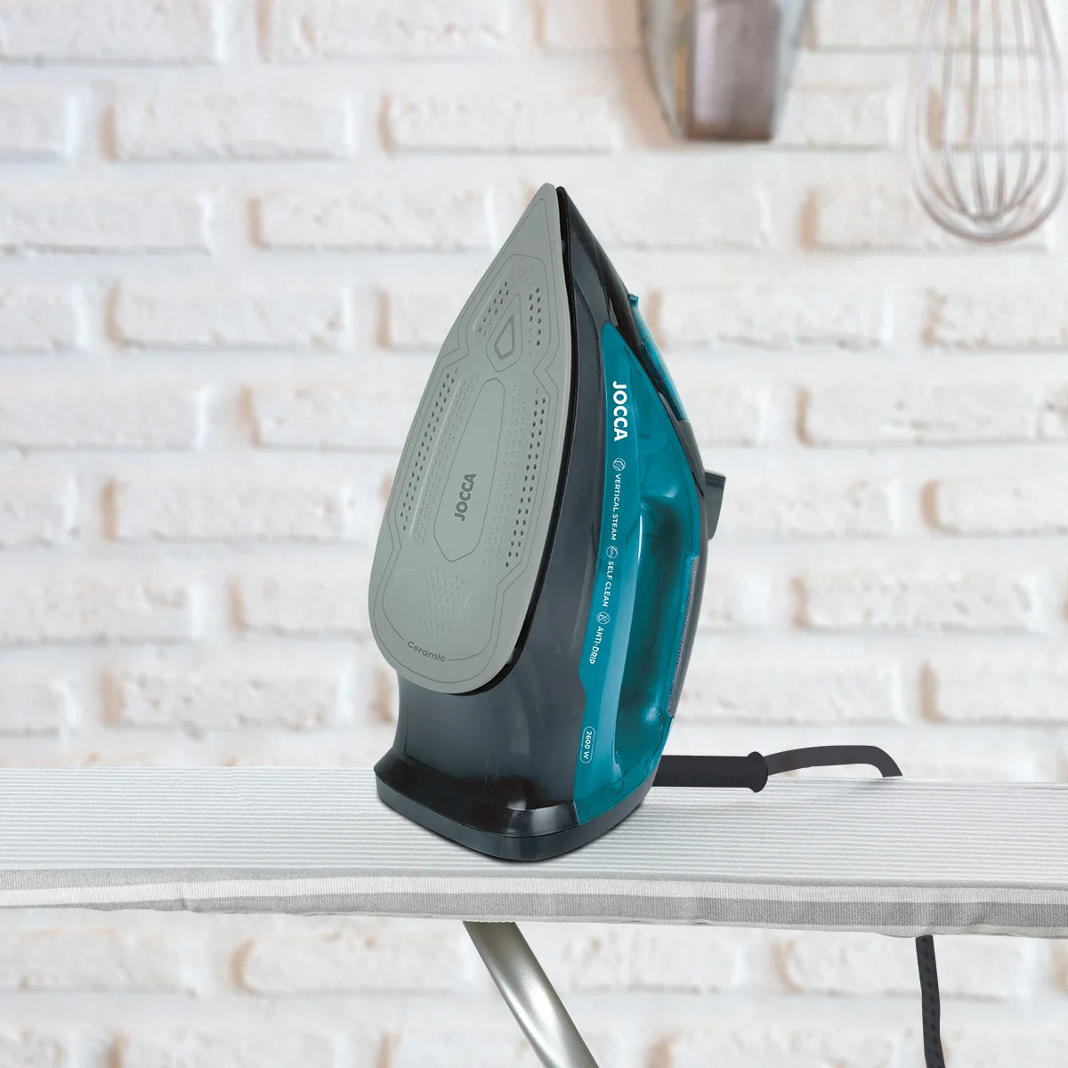 Ferro da stiro a vapore Jocca 2600W con piastra in ceramica, potente getto di vapore e sistema anticalcare per una stiratura rapida
