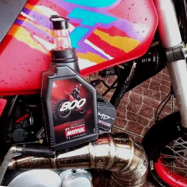 MOTUL 800 2T FACTORY LINE OFF ROAD Lubrificante da Competizione Motocross /MX per Motori 2 Tempi miscelazione manuale 100% Sintetico Tecnologia ESTER Core® Contenitore da 1 litro.