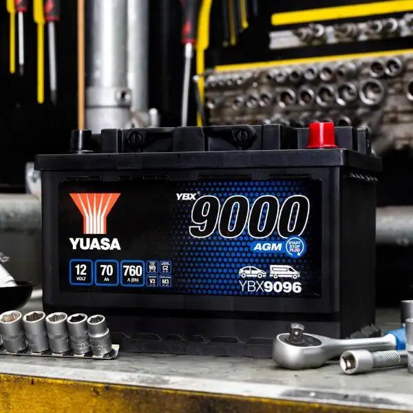 YUASA YBX9096 70AH 760A Batteria Auto Start-Stop Plus
Posizione terminale: + Destra positiva.
Misure: Lunghezza: Larghezza: 278 mm Altezza: 175 mm Profondità: 190 mm
