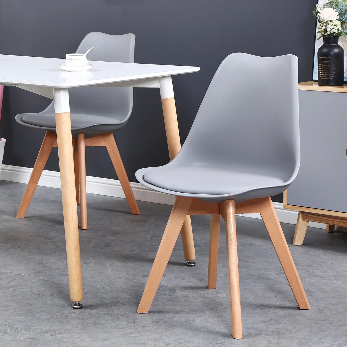 Un set di 6 sedie da pranzo medievali nordiche Sedile imbottito in PU Gambe in legno di faggio Sedie da scrivania per sala da pranzo Camera da letto Balcone Ristorante