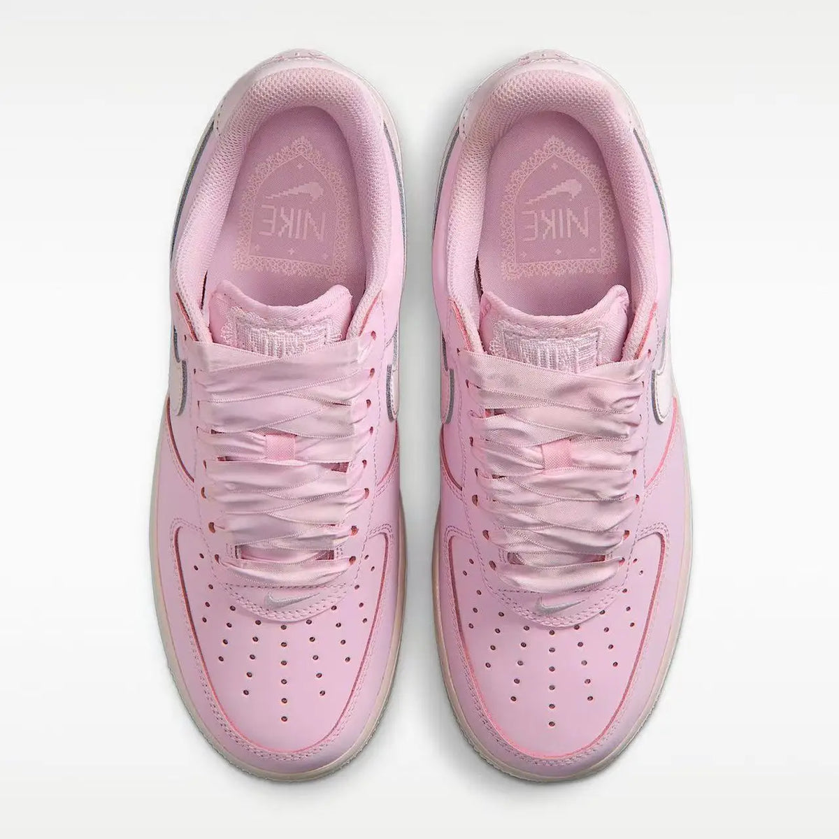 Nike Air Force 1, scarpe da ginnastica basse, interamente rosa, con tomaia in morbido tessuto rosa fiori di ciliegio, scarpe casual versatili, modello IR0871-600.