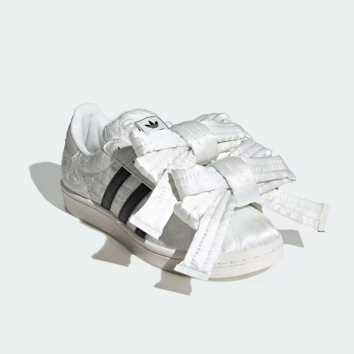 Sneakers bianche vintage Adidas Shell Toe con grande fiocco in raso jacquard goffrato, scarpe casual alla moda JR7977