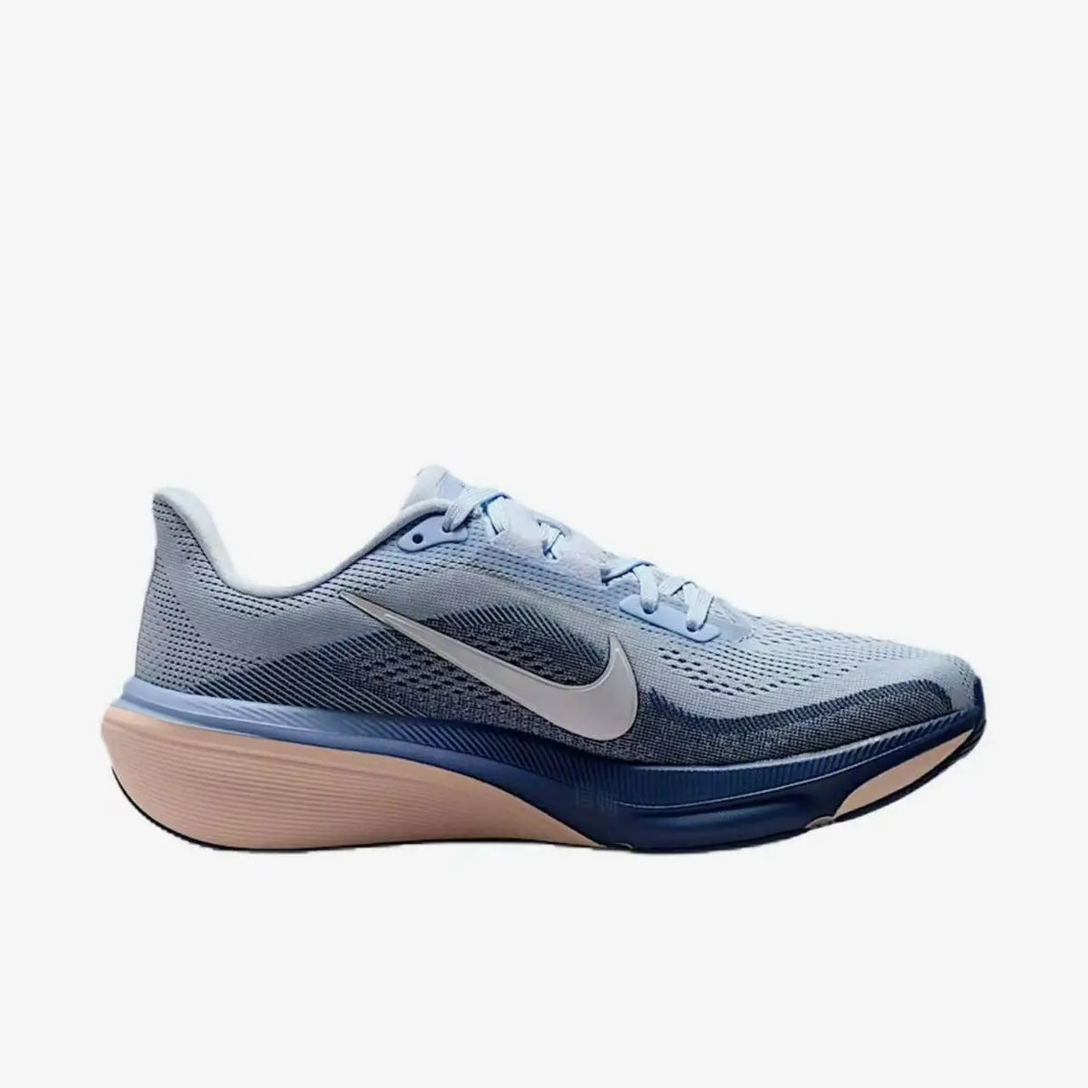 Scarpe da donna Nike, modello basso, colore azzurro ghiaccio, realizzate in tessuto Flyknit traspirante, resistenti e con sistema di assorbimento degli urti, codice IM6683-159.