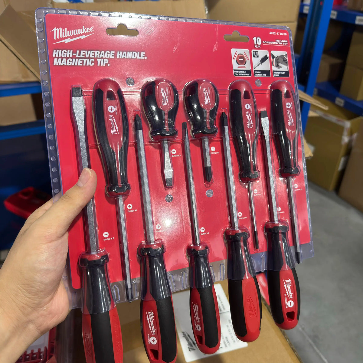 Milwaukee 4932471808 Set di 8 Cacciaviti, Manici Ergonomici Rossi/Neri, Punte Magnetiche per Lavori di Fissaggio in Fai-da-Te e Professionali