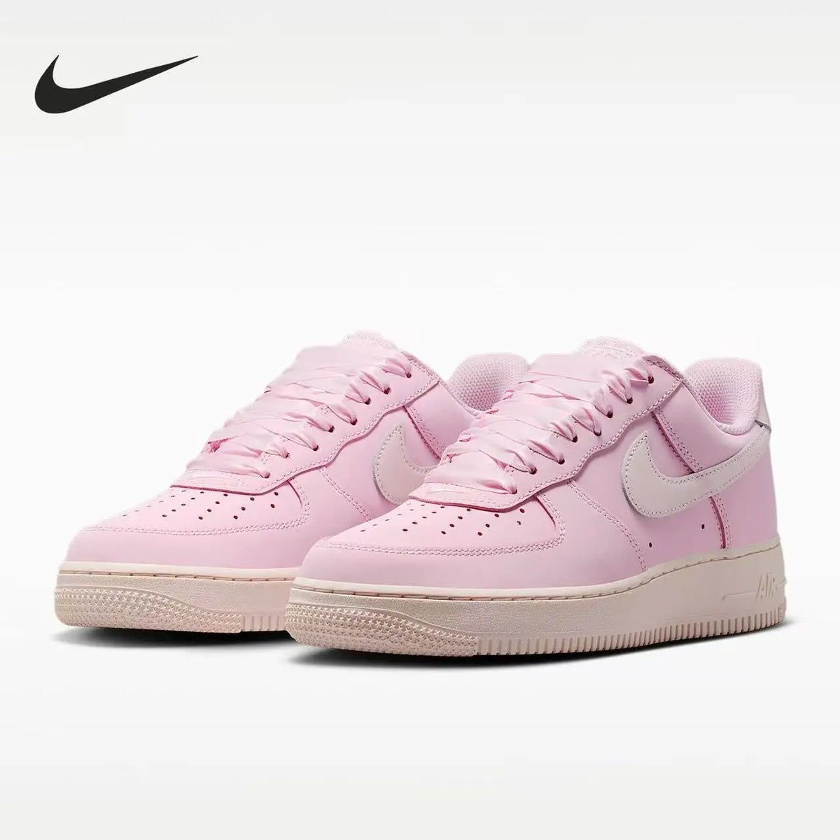 Nike Air Force 1, scarpe da ginnastica basse, interamente rosa, con tomaia in morbido tessuto rosa fiori di ciliegio, scarpe casual versatili, modello IR0871-600.