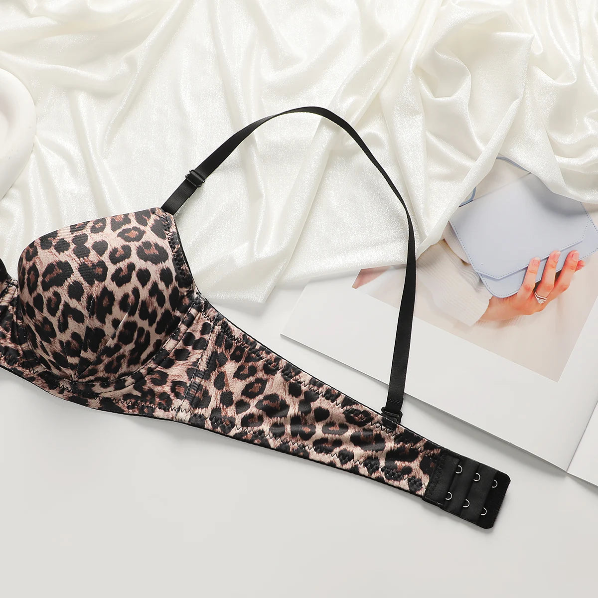 Nuova lingerie europea e americana a 3/4 tazze con stampa leopardata abbinata a un set di biancheria intima da donna sexy perizoma reggiseno push up B2087