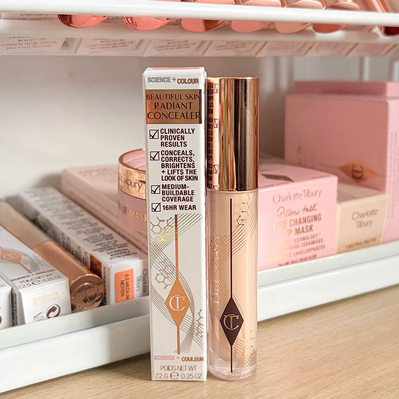 Correttore illuminante Honey di Charlotte Tilbury, alla moda e molto richiesto, che copre le imperfezioni e le occhiaie.
