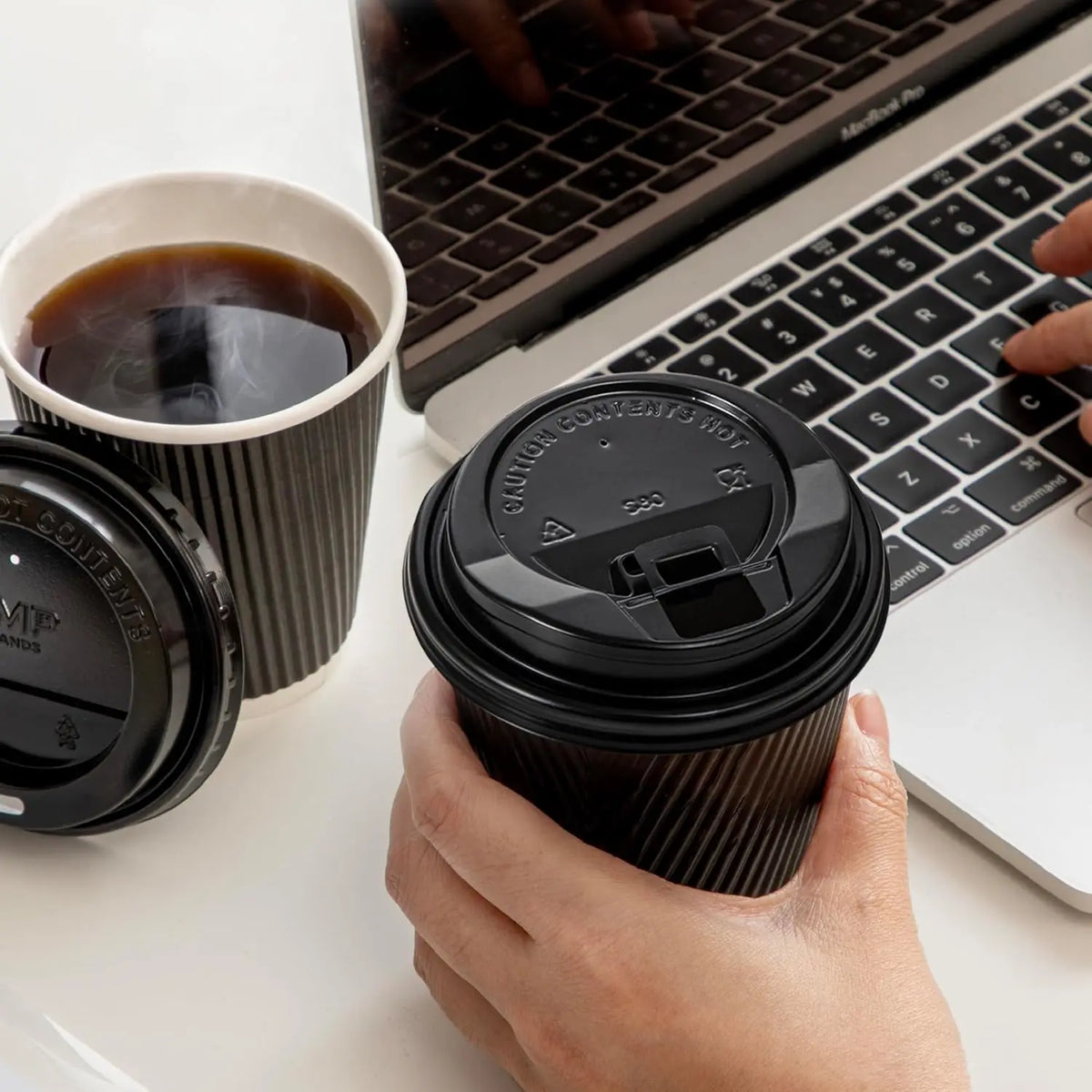 Tazze da caffè usa e getta nere da 12 OZ con coperchi Tazze ondulate a tripla parete per andare a caldo Bicchieri di carta isolati per bevande calde Home Office