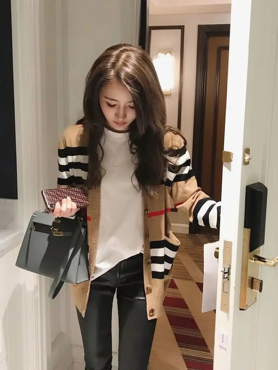 Cardigan a maglia a righe, ideale per l’autunno e l’inverno, con scollo a V, maniche lunghe, bottoni e tasche, modello casual e ampio, da indossare come cappotto.
