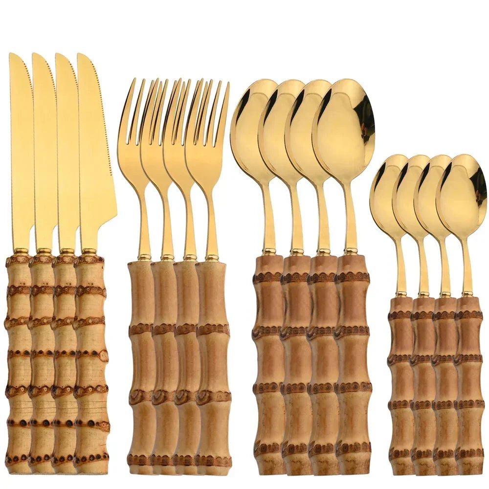 Set di posate da 16 pezzi in acciaio inossidabile con manico in bambù naturale, include forchette, cucchiai, coltelli e stoviglie.