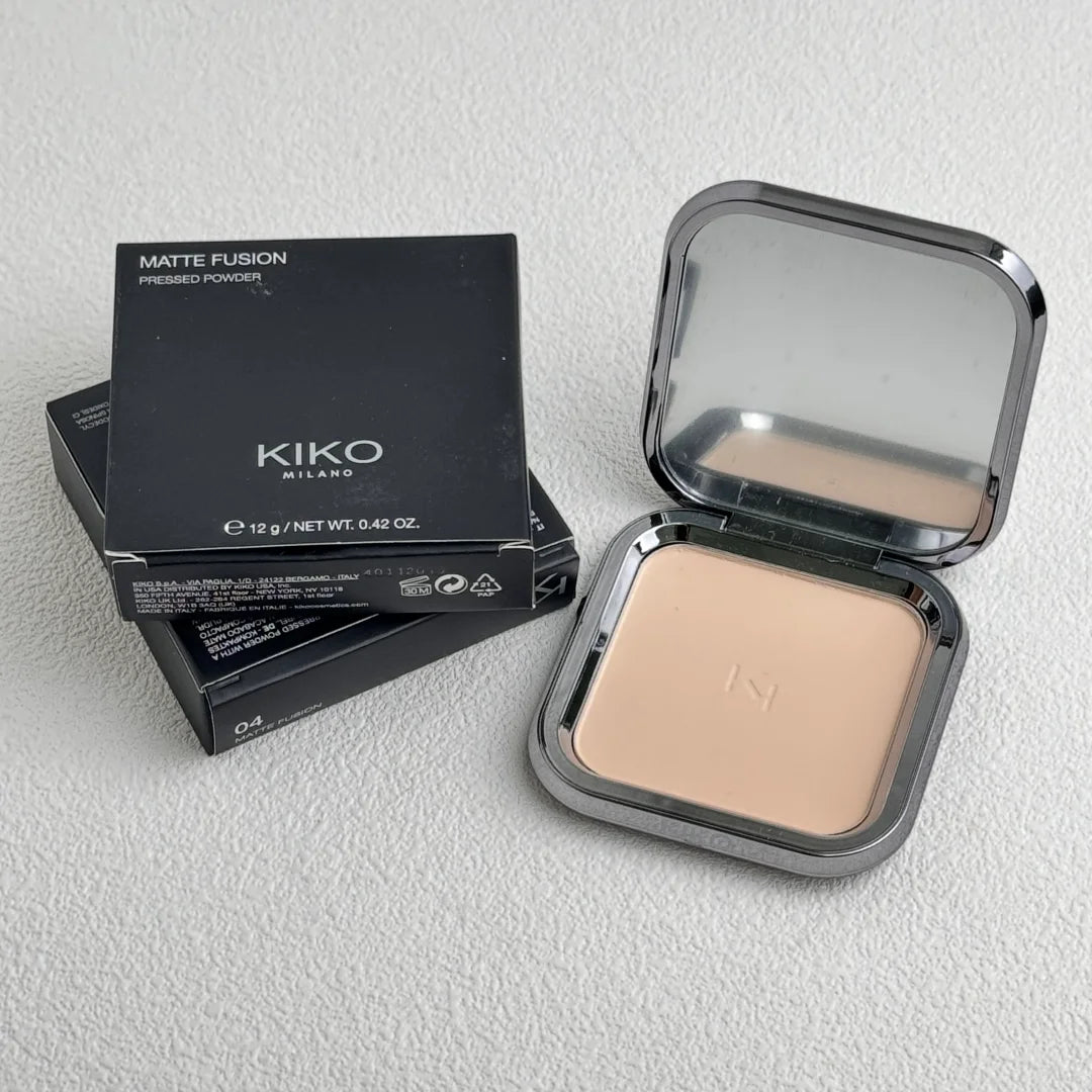 Fondotinta in Polvere KIKO Milano e Ombretto Resistente all'Acqua, Controllo del Sebo, Lunga Durata, Finitura Opaca, Alta Pigmentazione, Effetto Scintillante, Minimizza i Pori, Regalo Perfetto