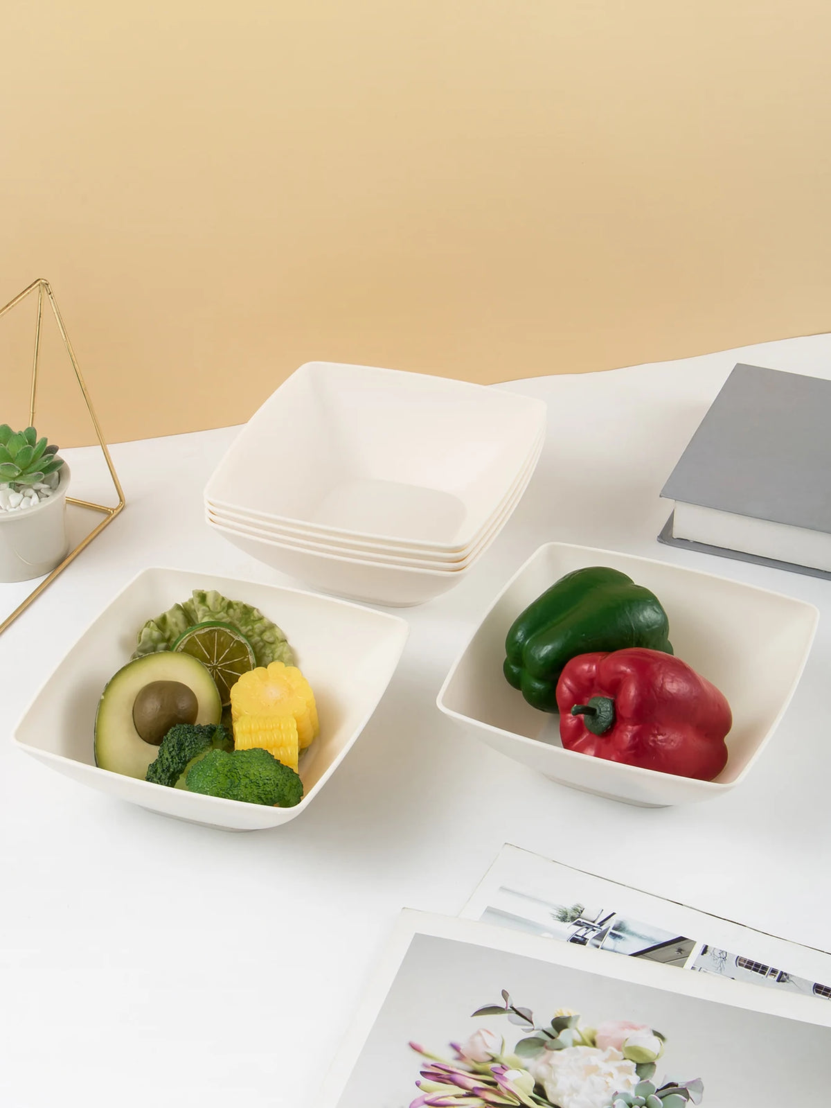 Set di posate quadrato color bianco sporco da 8 pezzi, composto da un piatto quadrato, una ciotola quadrata, una tazza, un coltello, una forchetta, un cucchiaio e una scatola per posate—per l'uso quotidiano.