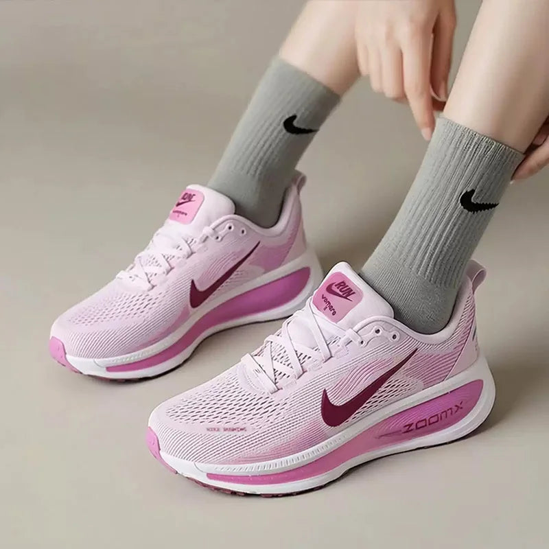 Scarpe Sportive da Donna Nike VOMERO18, Scarpe da Corsa Casual Ammortizzate ed Elastiche Traspiranti HM6804-500