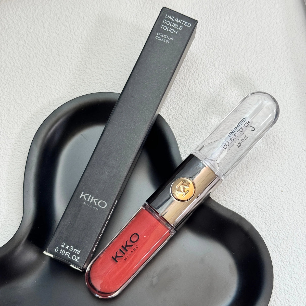 KIKO Milano: rossetto trasparente bicolore, a lunga tenuta, resistente alle sbavature, con un'elevata concentrazione di pigmenti e disponibile in finiture opache e lucide.