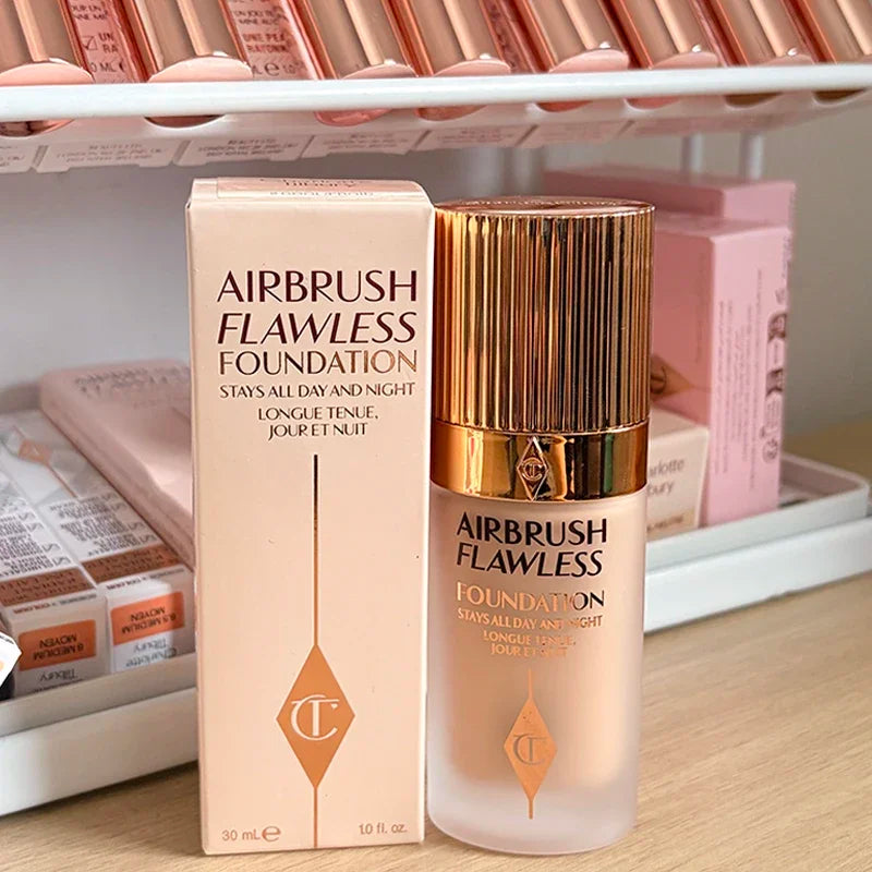 Charlotte, correttore, fondotinta liquido e cipria fissante, a lunga tenuta, controllo dell’oleosità, resistente all’acqua, facile da usare, Tilbury Cosmetics.