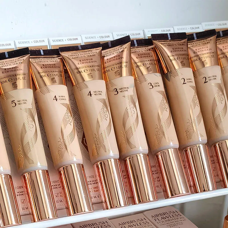 Charlotte Tilbury Soft Light Essence Fondotinta Liquido con Acido Ialuronico per un Aspetto Sano e Luminoso Naturale, Cosmetici per Pelle Secca