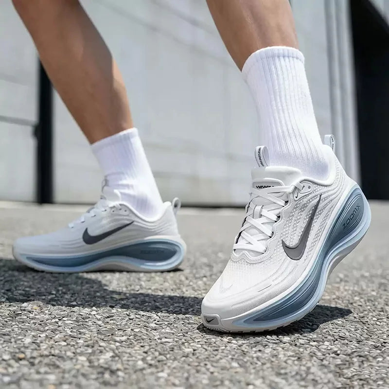 Scarpe da uomo Nike VOMERO PLUS - Scarpe da corsa su strada per allenamento Soft Flex, Numero modello: HV8150-111