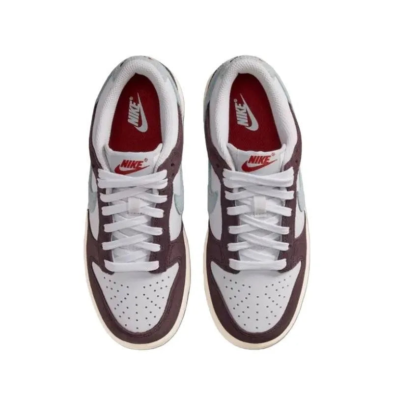 Sneakers Nike Low-Top, modello retro, casual, sportivo e alla moda, con colori a blocchi bianco, marrone e viola, e logo Flash Swoosh, IB5691-100.