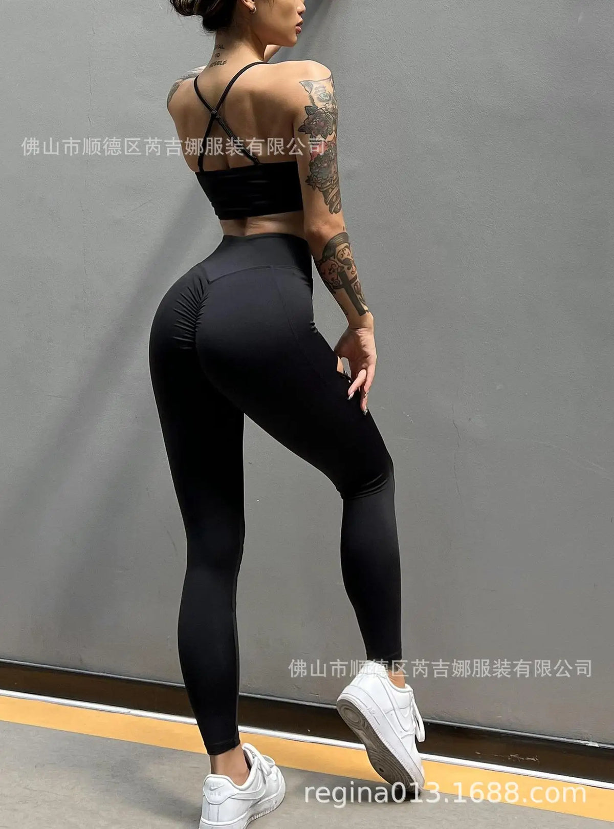 Reggiseno sportivo leggero a V profonda e sexy, pantaloni yoga a vita alta modellanti e scollati da donna