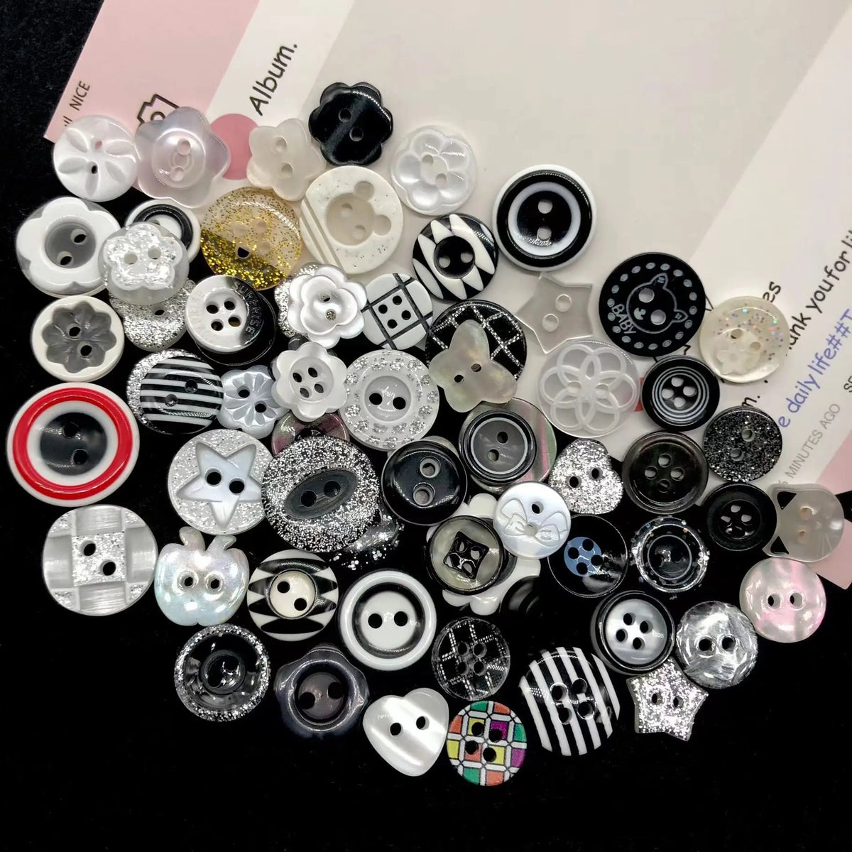 15/25 pezzi di alta qualità nero pulsante casuale fiore da cucire in resina bianco squisito bellissimo bottone decorativo stile Ins