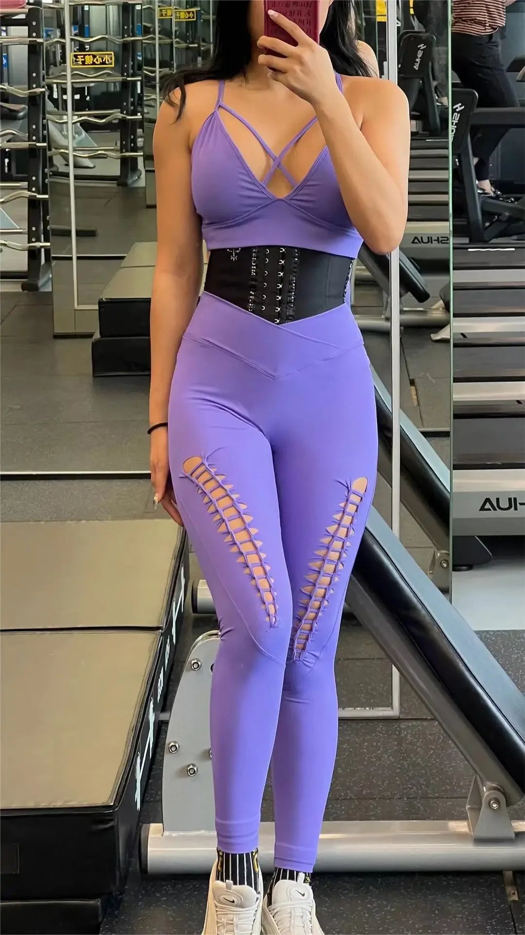 Reggiseno sportivo leggero a V profonda e sexy, pantaloni yoga a vita alta modellanti e scollati da donna
