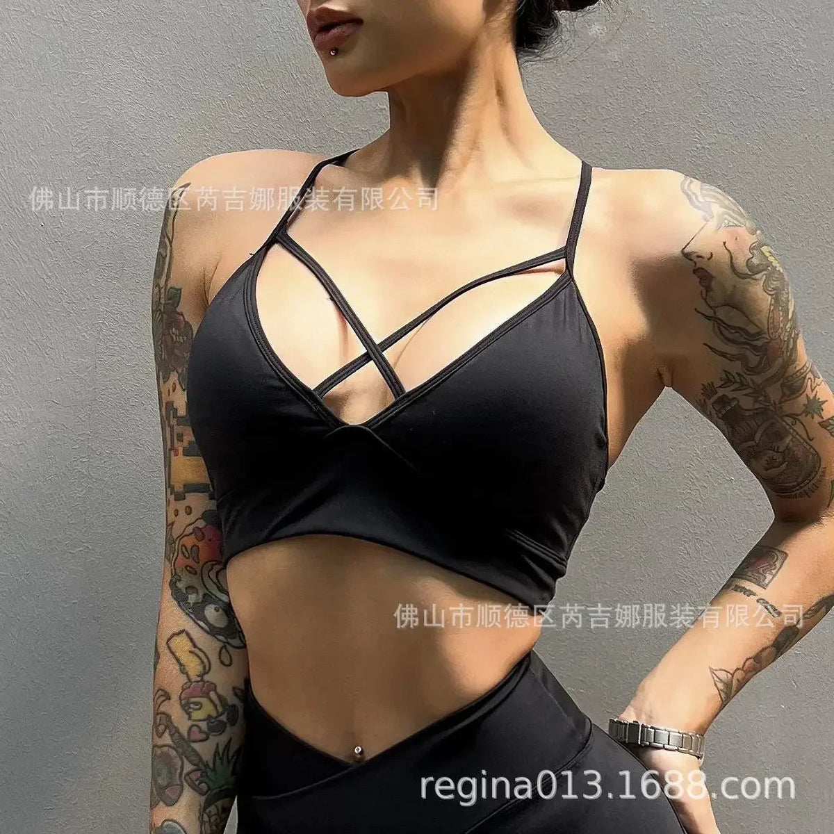 Reggiseno sportivo leggero a V profonda e sexy, pantaloni yoga a vita alta modellanti e scollati da donna