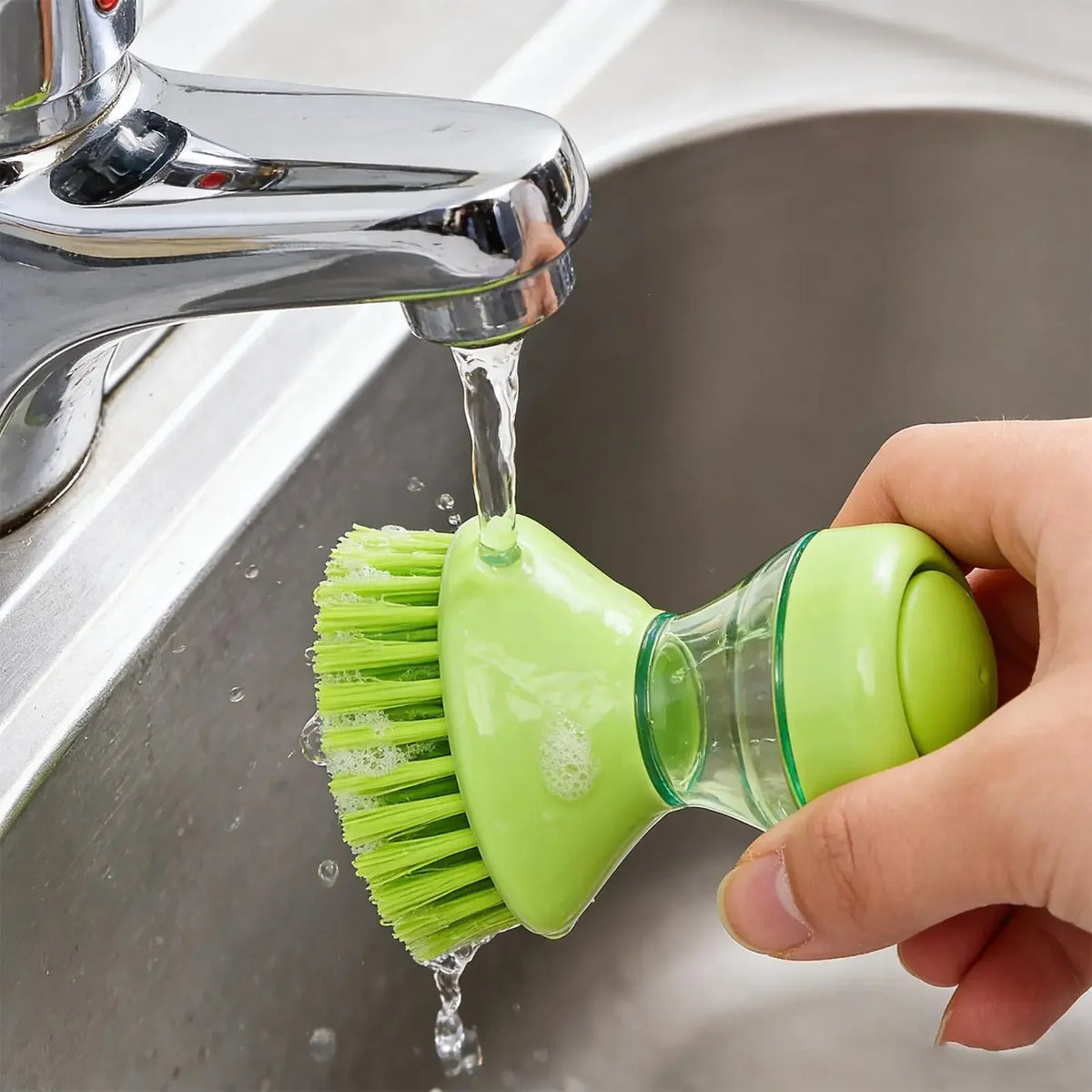 Spazzola per piatti con erogatore di sapone 2 in 1, dotata di spazzola integrata per la pulizia di pentole, padelle e lavelli, fornita con supporto da parete, strumento per la pulizia della cucina.