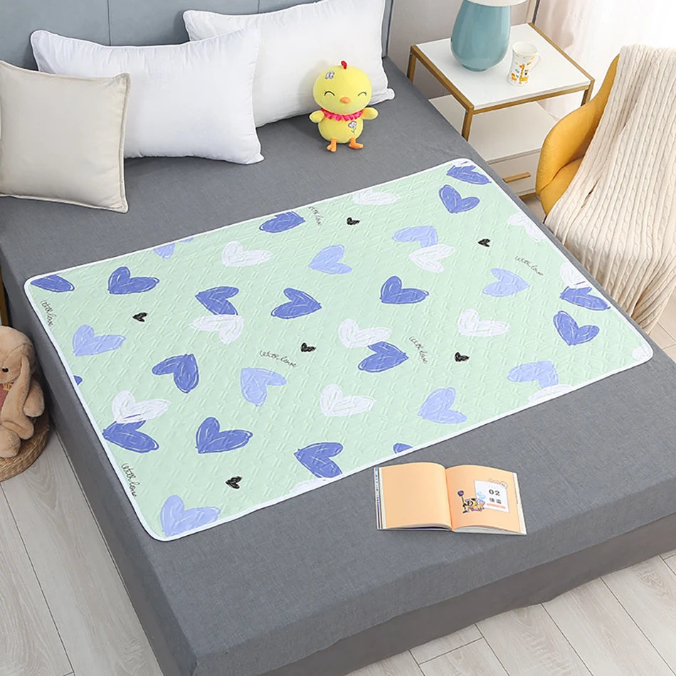 Tappetino per Cambio Pannolini 80x120cm a 4 Strati con Motivo Dinosauro e Cuore, Impermeabile e Lavabile, per Protezione Notturna e Mestruale, Cura del Bambino
