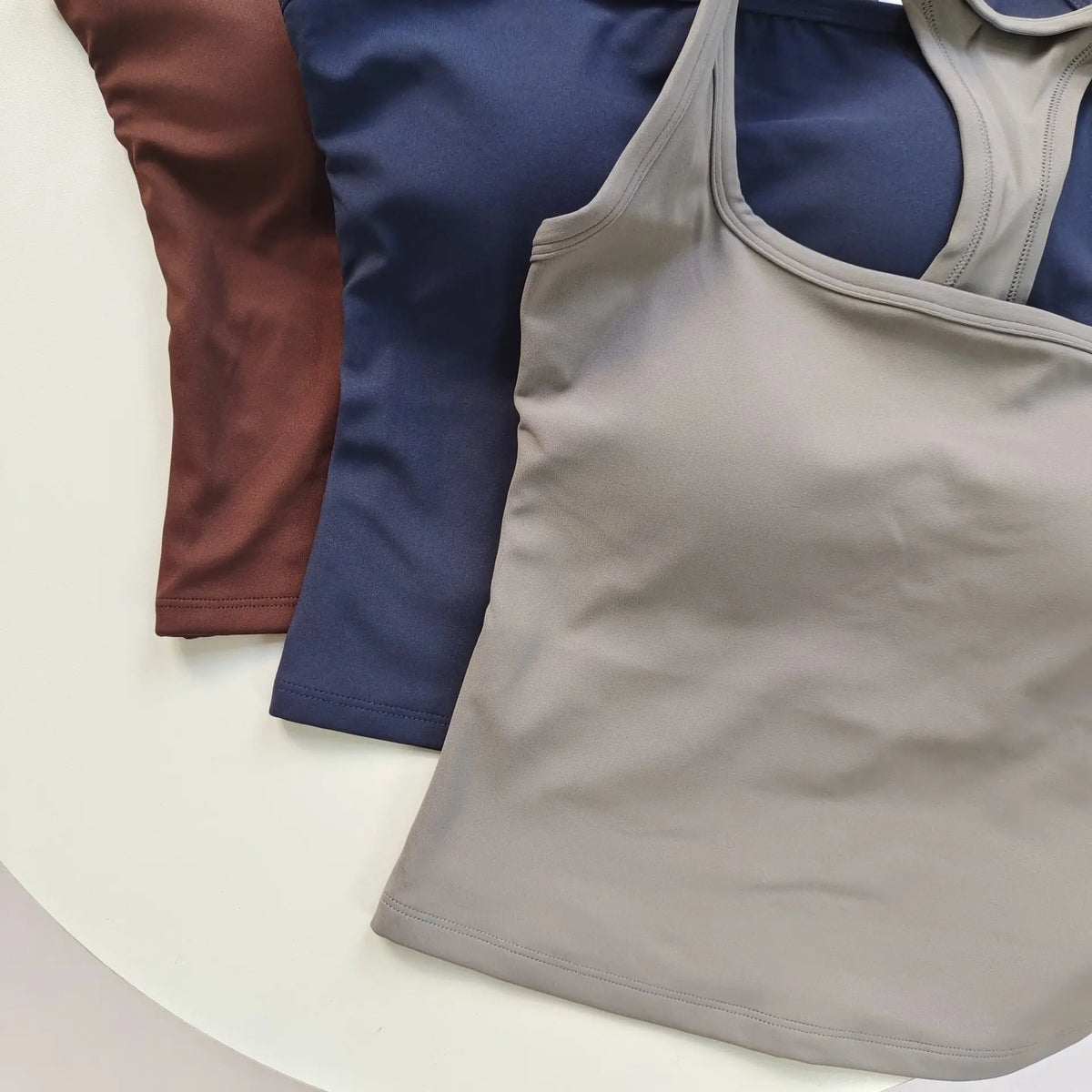 Reggiseno sportivo da donna con scollo quadrato e schiena incrociata, con imbottiture fisse antiurto per yoga, pilates, corsa e palestra