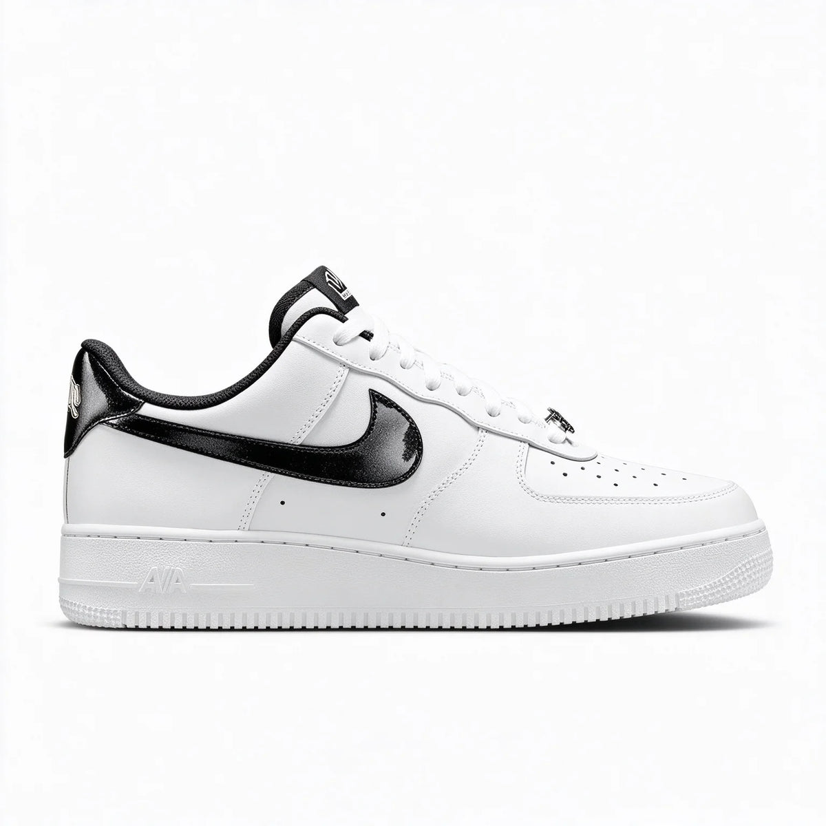 Sneakers basse Nike Air Force 1, modello classico, in bianco e nero, con texture, versatili e adatte a un look casual, HF2898-101.