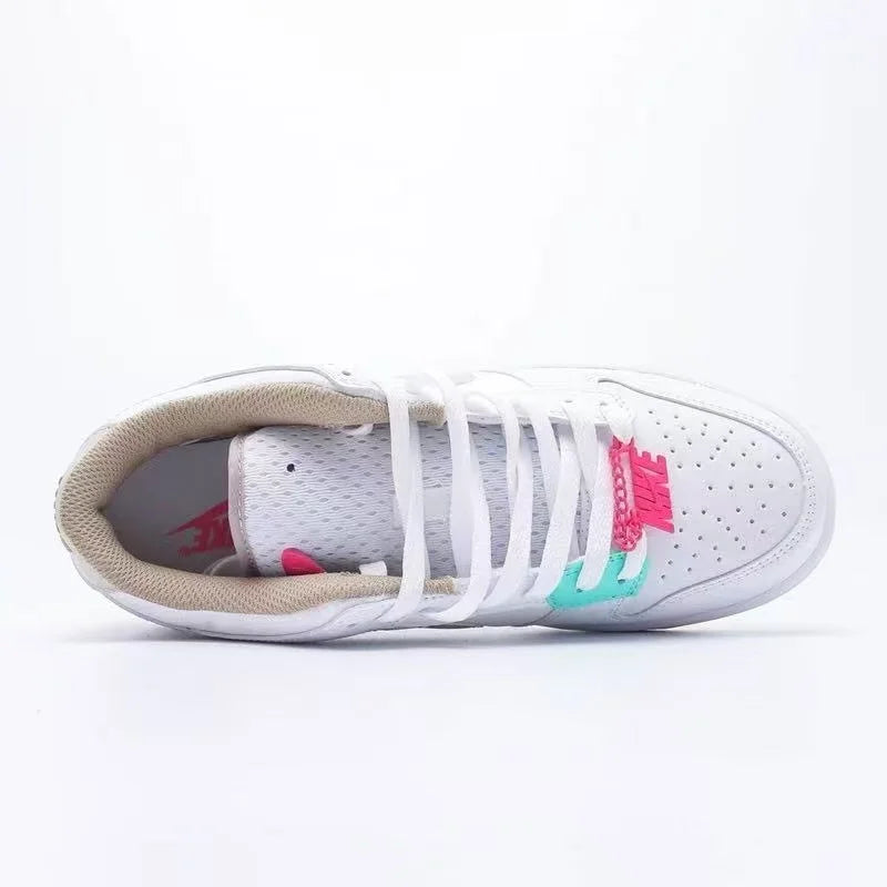Sneakers basse Nike bianche e grigio chiaro con dettagli rosa menta, pannelli in rete per una maggiore traspirabilità, modello casual alla moda DX6060-121