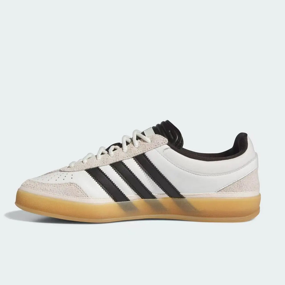 Scarpe da ginnastica adidas Originals in bianco sporco con tre strisce nere, suola in gomma, sneakers casual retrò IF9735