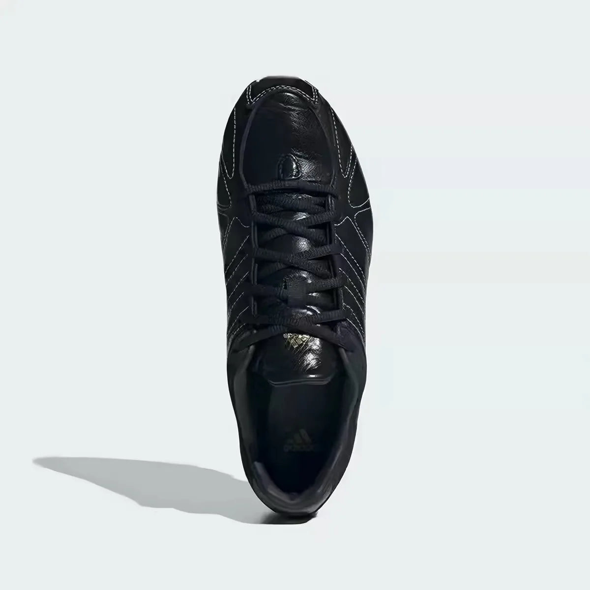 Sneakers vintage alla moda Adidas Retro con motivo a conchiglia, nere con cuciture bianche e suola in gomma IH1654