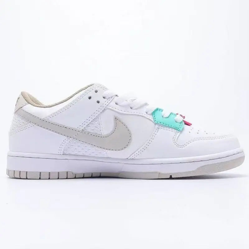 Sneakers basse Nike bianche e grigio chiaro con dettagli rosa menta, pannelli in rete per una maggiore traspirabilità, modello casual alla moda DX6060-121