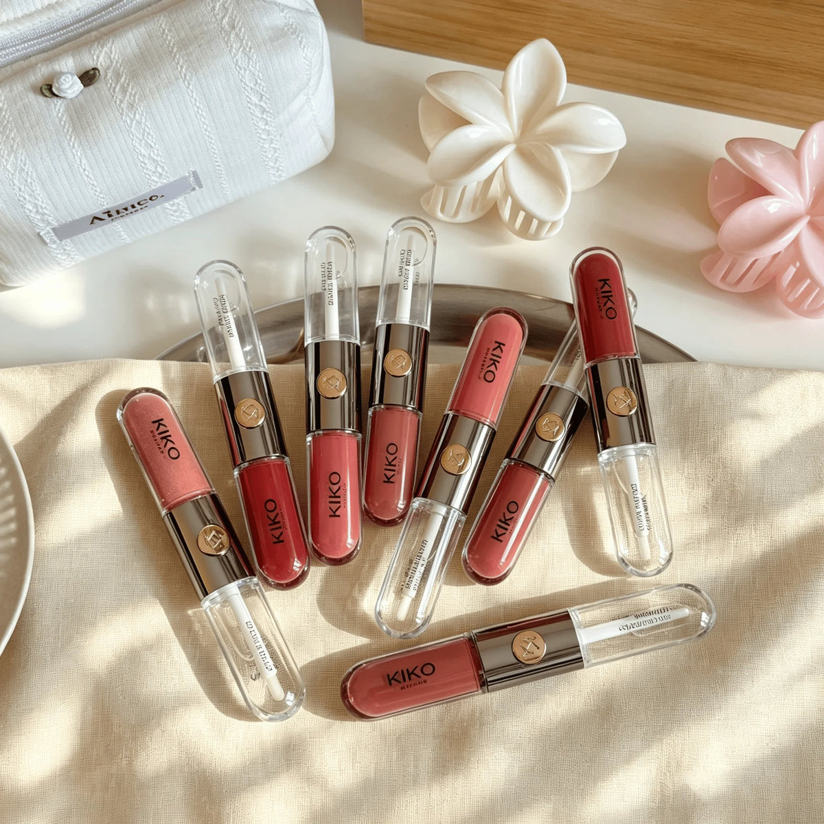 KIKO Milano: rossetto trasparente bicolore, a lunga tenuta, resistente alle sbavature, con un'elevata concentrazione di pigmenti e disponibile in finiture opache e lucide.
