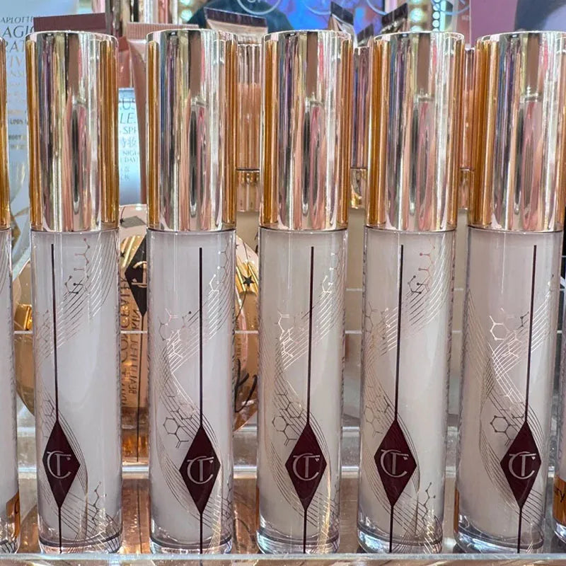 Correttore illuminante Honey di Charlotte Tilbury, alla moda e molto richiesto, che copre le imperfezioni e le occhiaie.