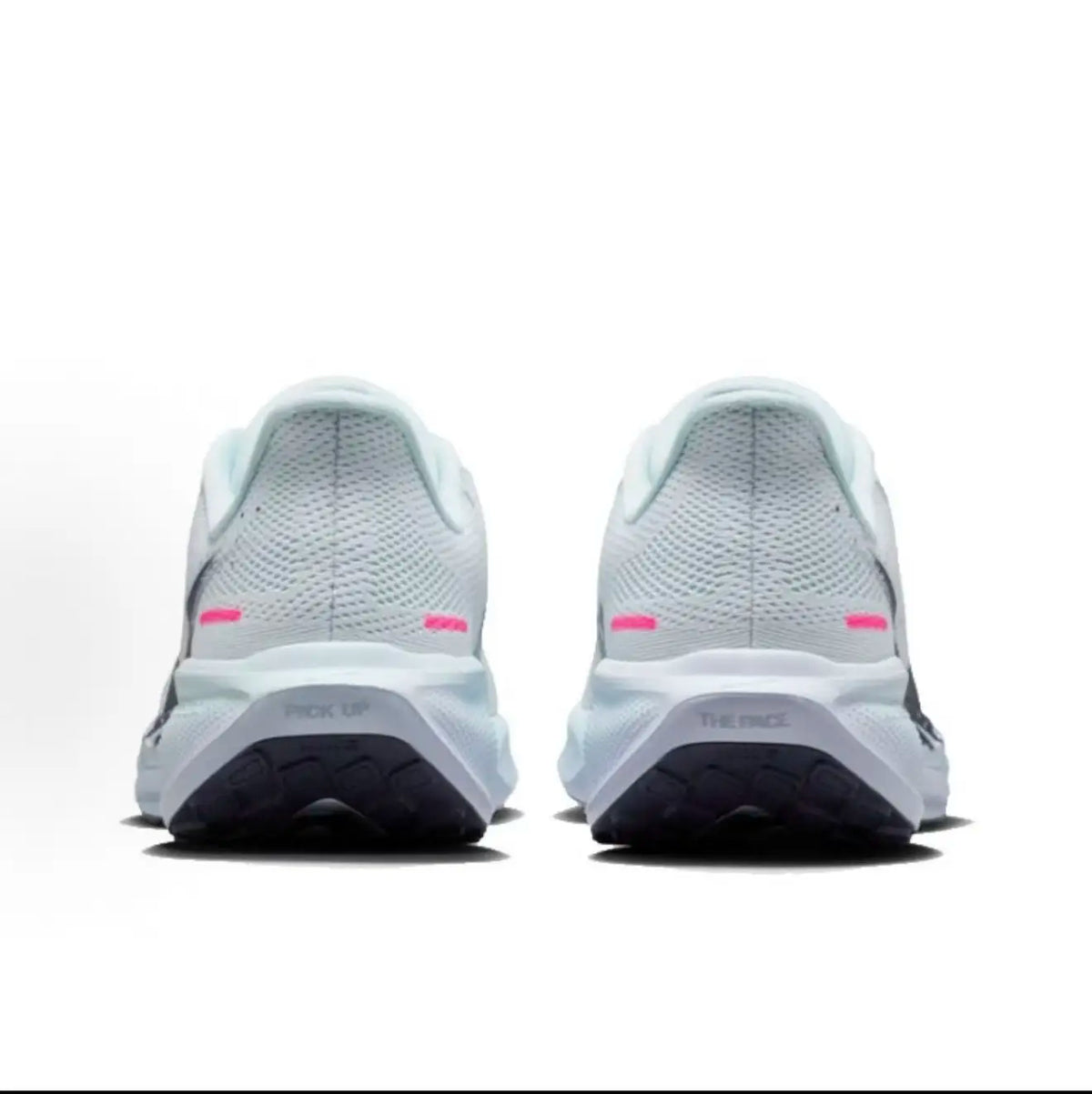 Scarpe da donna Nike, modello basso, colore azzurro ghiaccio, realizzate in tessuto Flyknit traspirante, resistenti e con sistema di assorbimento degli urti, codice IM6683-159.