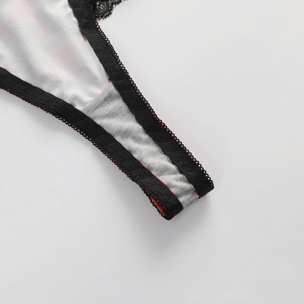 Completo intimo da donna con stampa a quadri, composto da reggiseno push-up con ferretto e perizoma, in pizzo nero con applicazioni, ideale per Natale, modello L1018.