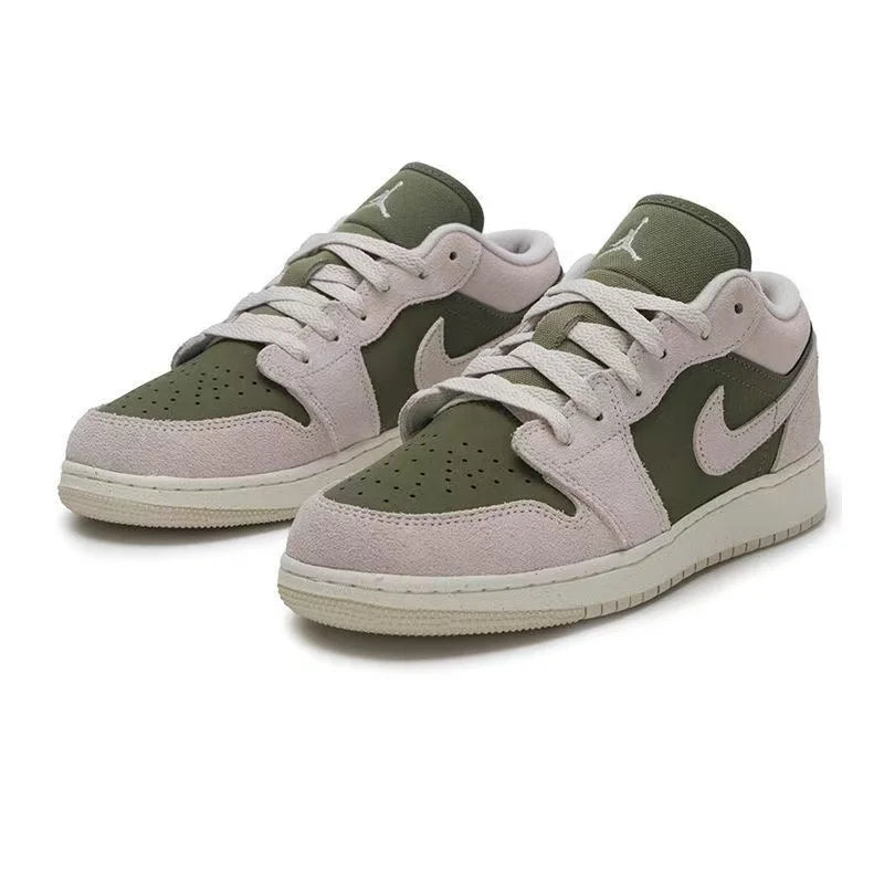 Sneakers basse Nike bianche, grigie e verde oliva, modello AJ1 Retro Patchwork, casual, versatili e di tendenza, HV4396-201