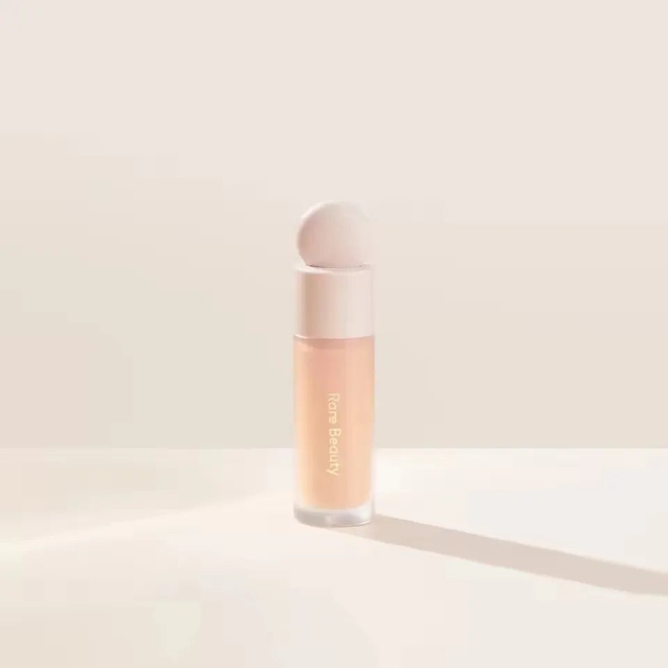 Rare Beauty, illuminante in polvere a effetto «soft pinch», per un aspetto naturale e luminoso, ideale per il trucco del viso, con una lunga durata, perfetto per l’uso quotidiano e per le feste.