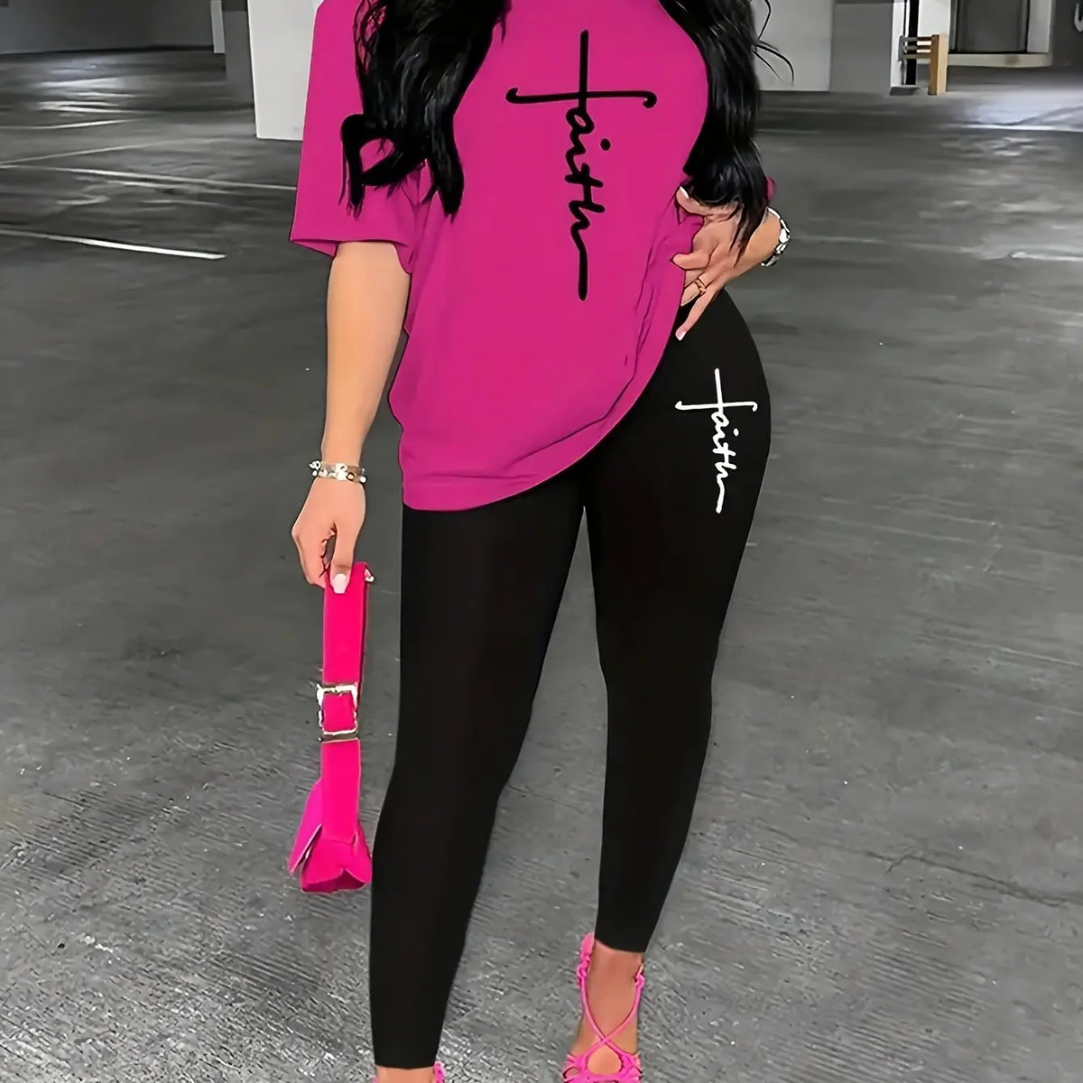 Completo sportivo da donna, taglie forti, con stampa astratta, maglietta a maniche lunghe e pantaloni comodi ed elasticizzati, ideale per l'attività fisica.
