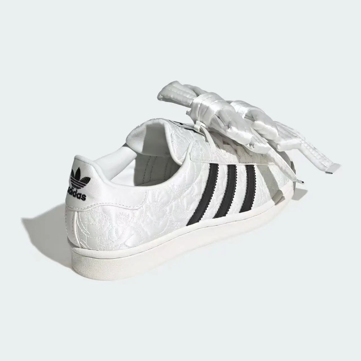 Sneakers bianche vintage Adidas Shell Toe con grande fiocco in raso jacquard goffrato, scarpe casual alla moda JR7977