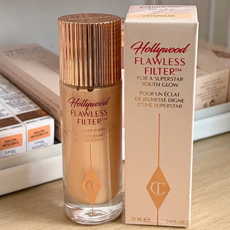 Fondotinta liquido, cipria fissante e correttore del marchio CT, molto apprezzati: lunga durata, controllo dell’oleosità, resistente all’acqua, facile da usare.