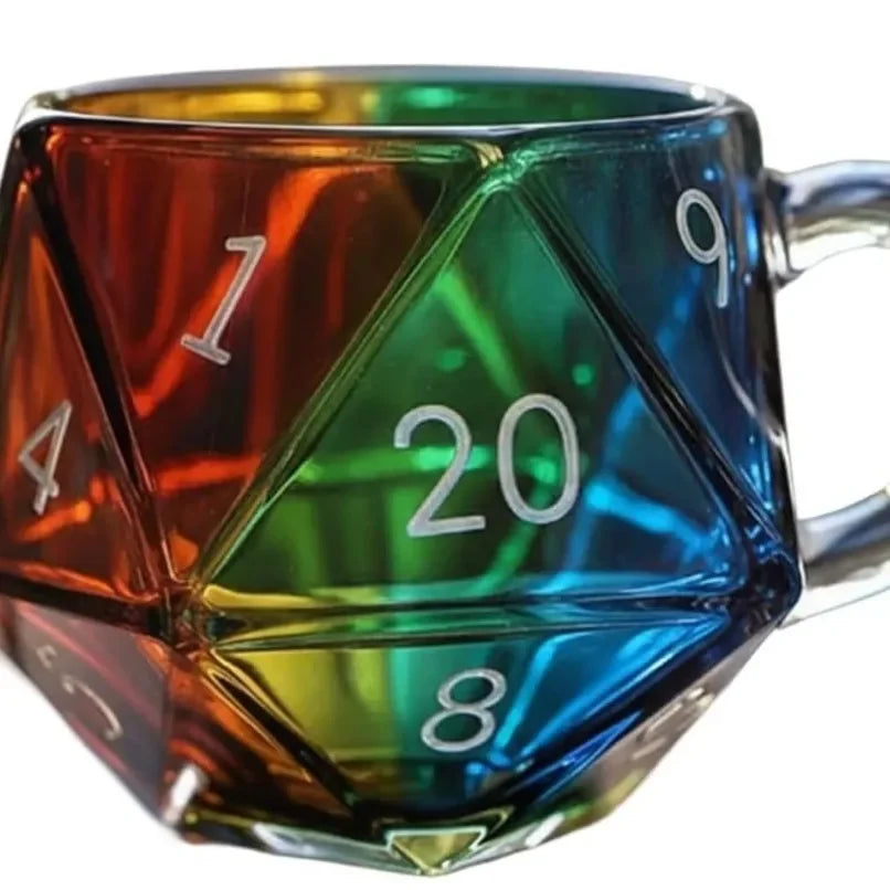 Tazza in vetro trasparente a forma di dado poliedrico con manico, ideale per serate di giochi di fantasia, un regalo originale per i giocatori.