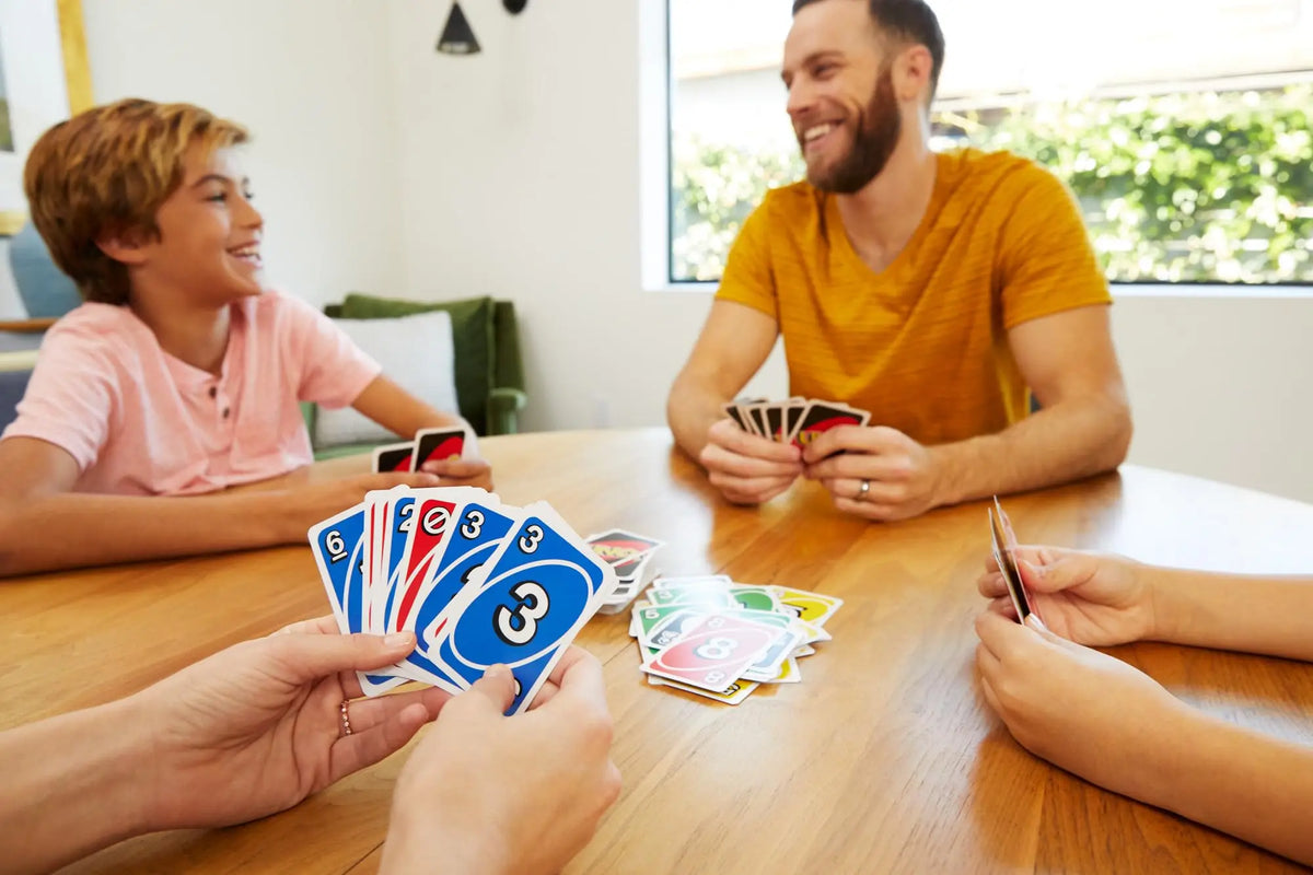Mattel Games, gioco di carte Uno, per bambini dai 7 anni in su, da 2 a 10 giocatori.