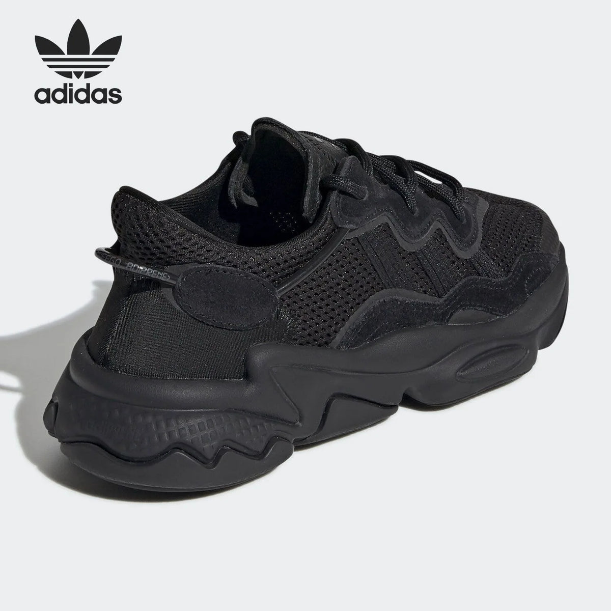 Adidas Originals OZWEEGO 'Black Warrior', sneakers casual retrò in rete, modello interamente nero, EE7775.