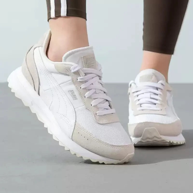 PUMA Sneakers casual leggere retrò in pelle scamosciata beige con cuciture in mesh 397377-05